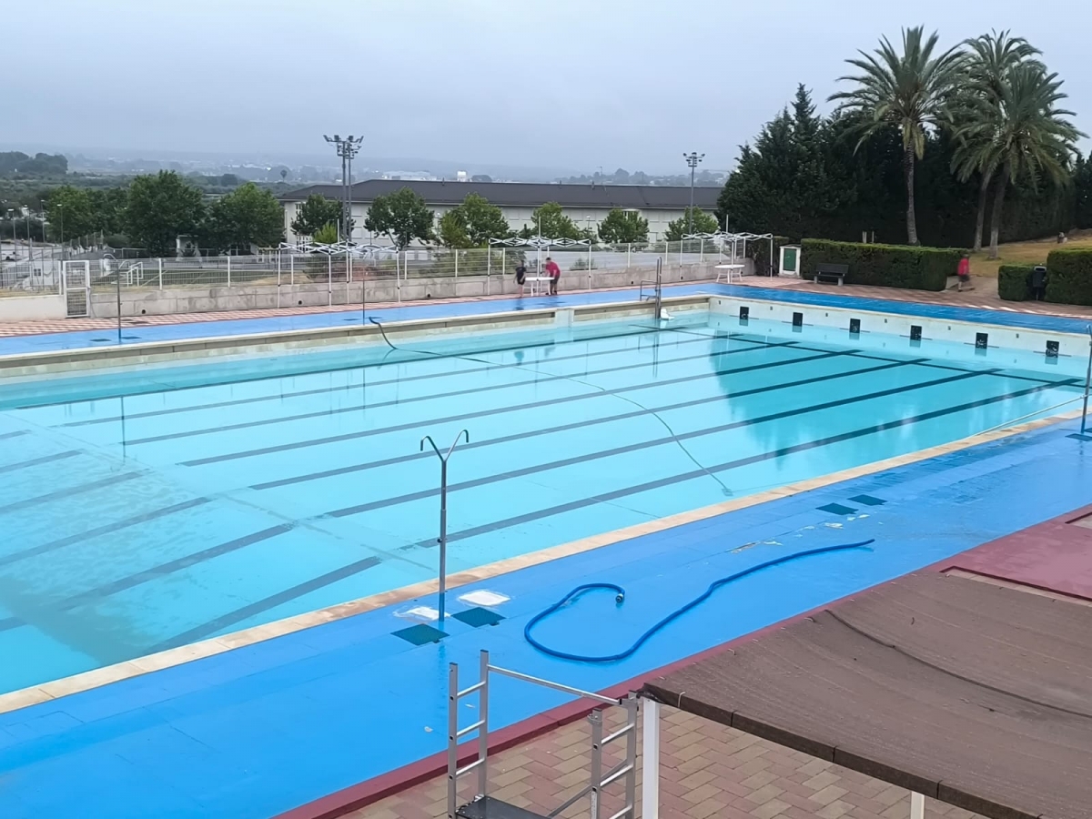 Chiva ultima la limpieza de la piscina y analizará la calidad del agua antes de abrir