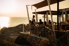 Coral Menorca, comerse la isla bocado a bocado con vistas a un atardecer de ensueño