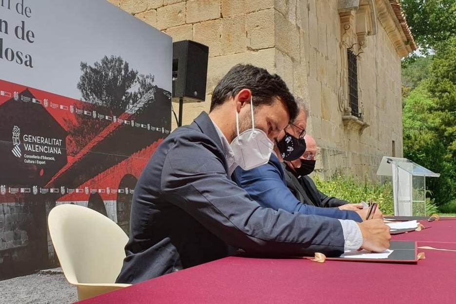 Vicent Marzà signa el projecte del santuari - 