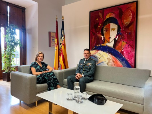 La delegada del Gobierno reconoce la labor del coronel jefe José Hernández Mosquera, que pasa a la reserva 