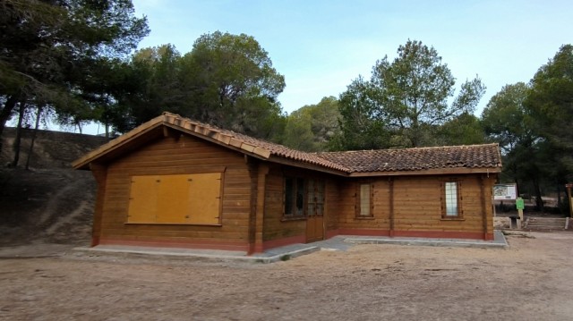 El PSOE reclama acondicionar y dar uso a las casetas de madera de El Moralet de Benidorm