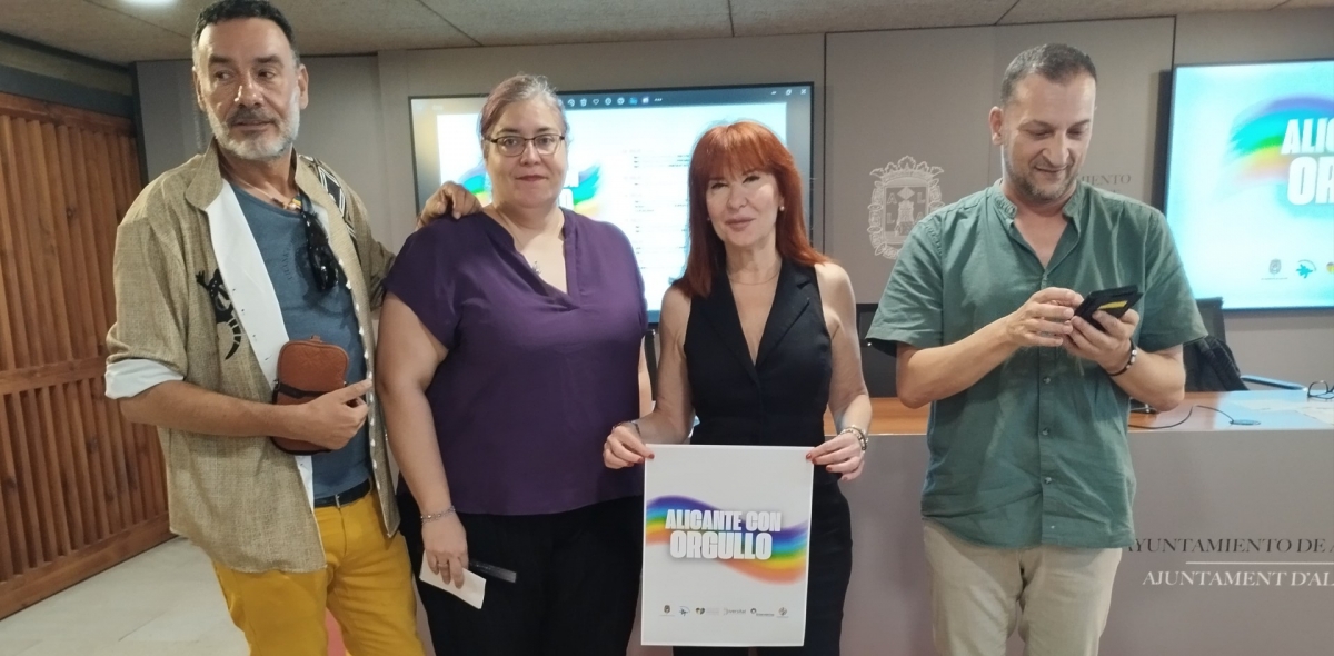 Los participantes en la presentación de la programación de actos en Alicante. - 