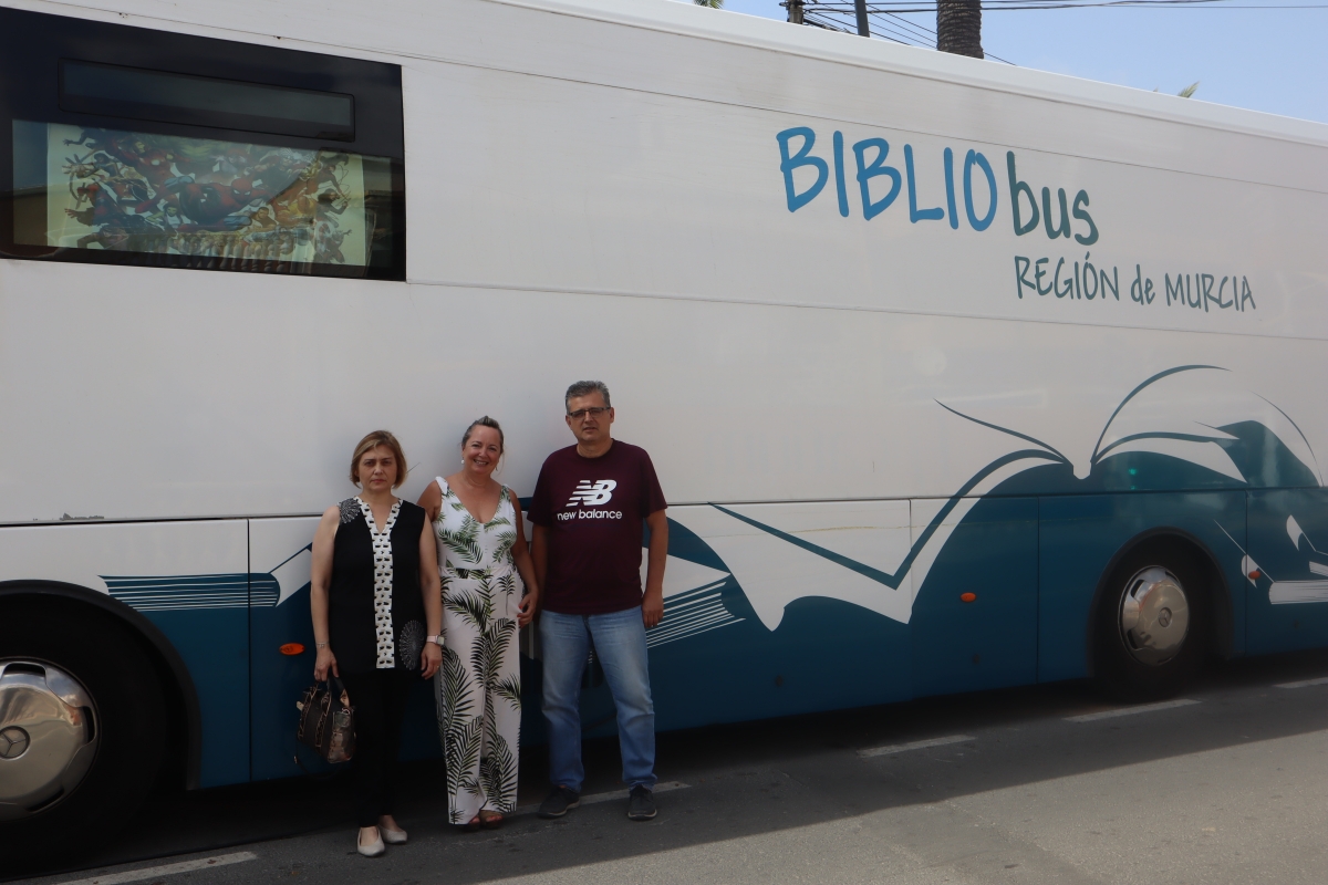 El bibliobús vuelve a echar el freno en Lo Pagán un verano más
