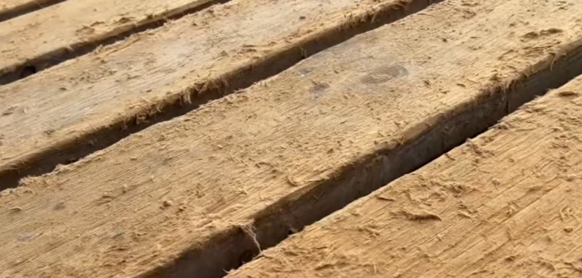 Detalle de una pasarela en Los Urrutias