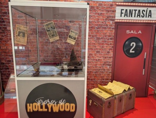 'Tesoros de Hollywood' abre en el Ateneo: un recorrido por películas míticas a través de piezas 