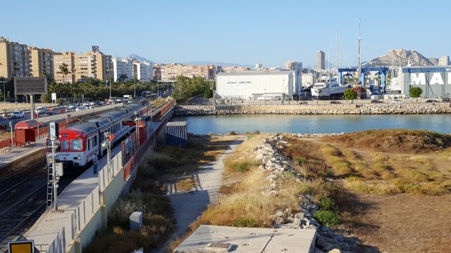Vecinos del sur de Alicante exigen una solución sin barreras para unir el Puerto con el Corredor