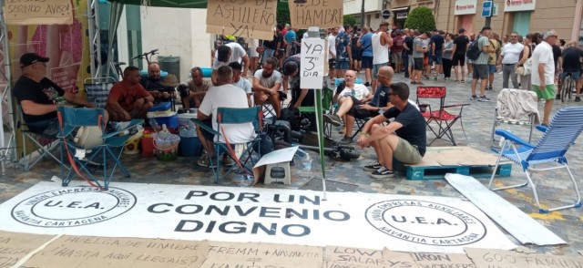 Un grupo de delegados y afiliados de CSIF se une a la huelga de hambre de los trabajadores auxiliares de Navantia