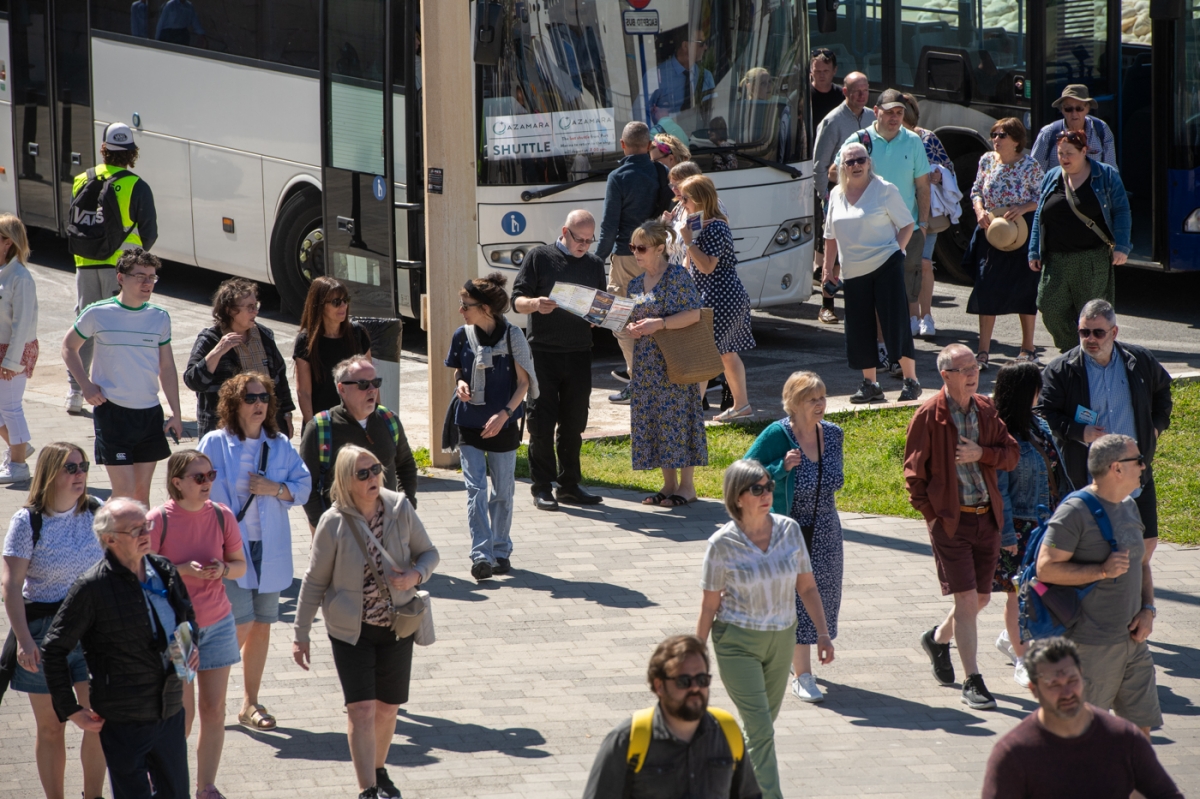 Un grupo de cruceristas, a su llegada al paseo de Levante.