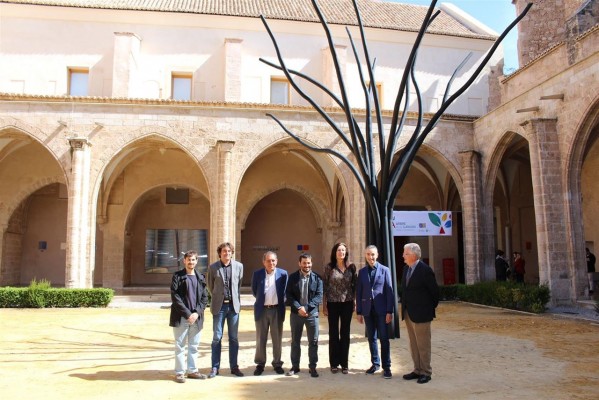 Las flores de arcilla llenan el 'Árbol de las Lenguas' del Centro del Carmen