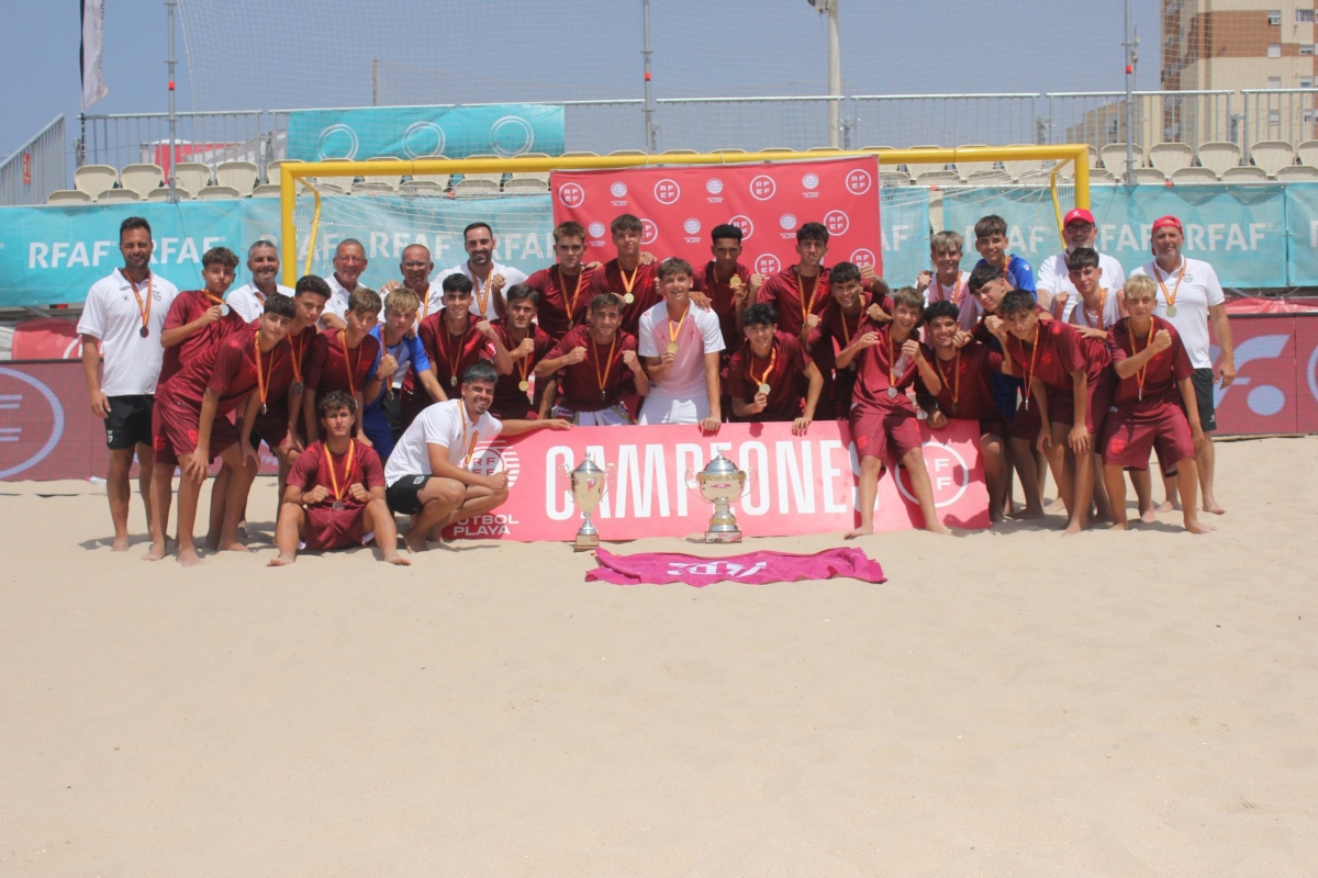 Los integrantes de las selecciones murcianas de fútbol playa con sus medallas. - Foto: FFRM