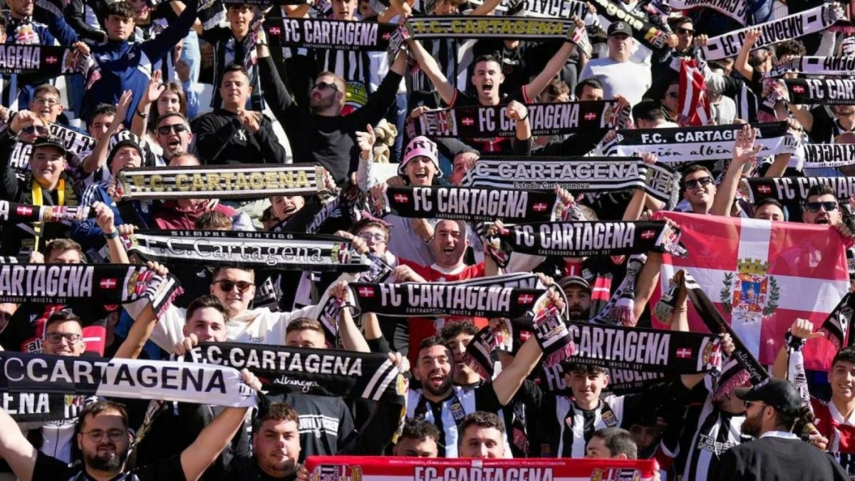 Las peñas del Efesé en el estadio Cartagonova. - Foto: FCC