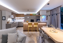 Así es este piso wow! en el centro Murcia: mezcla de estilos, correderas que transforman espacios y un pasillo con secretos