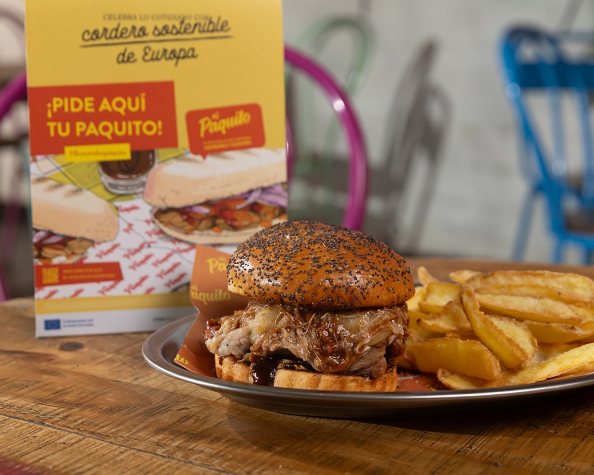 Paquito,  el bocata de cordero, se viste de rojo para animar a la Selección