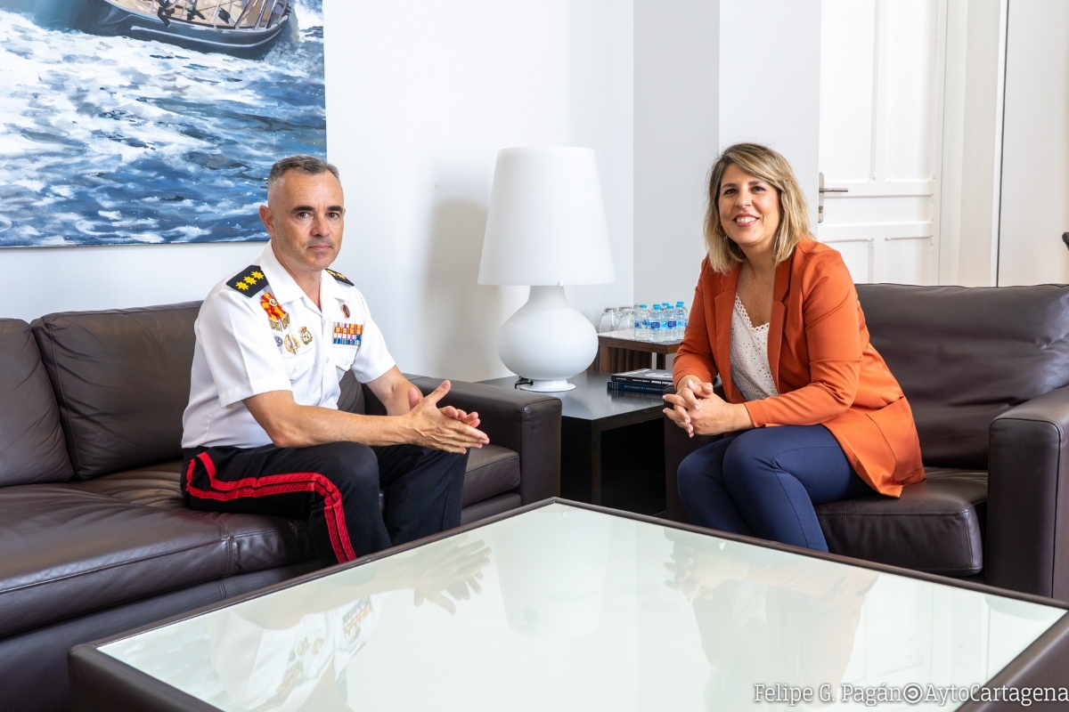 La alcaldesa Noelia Arroyo recibe al director de la Escuela de Infantería, Adolfo Morales, en su despedida.