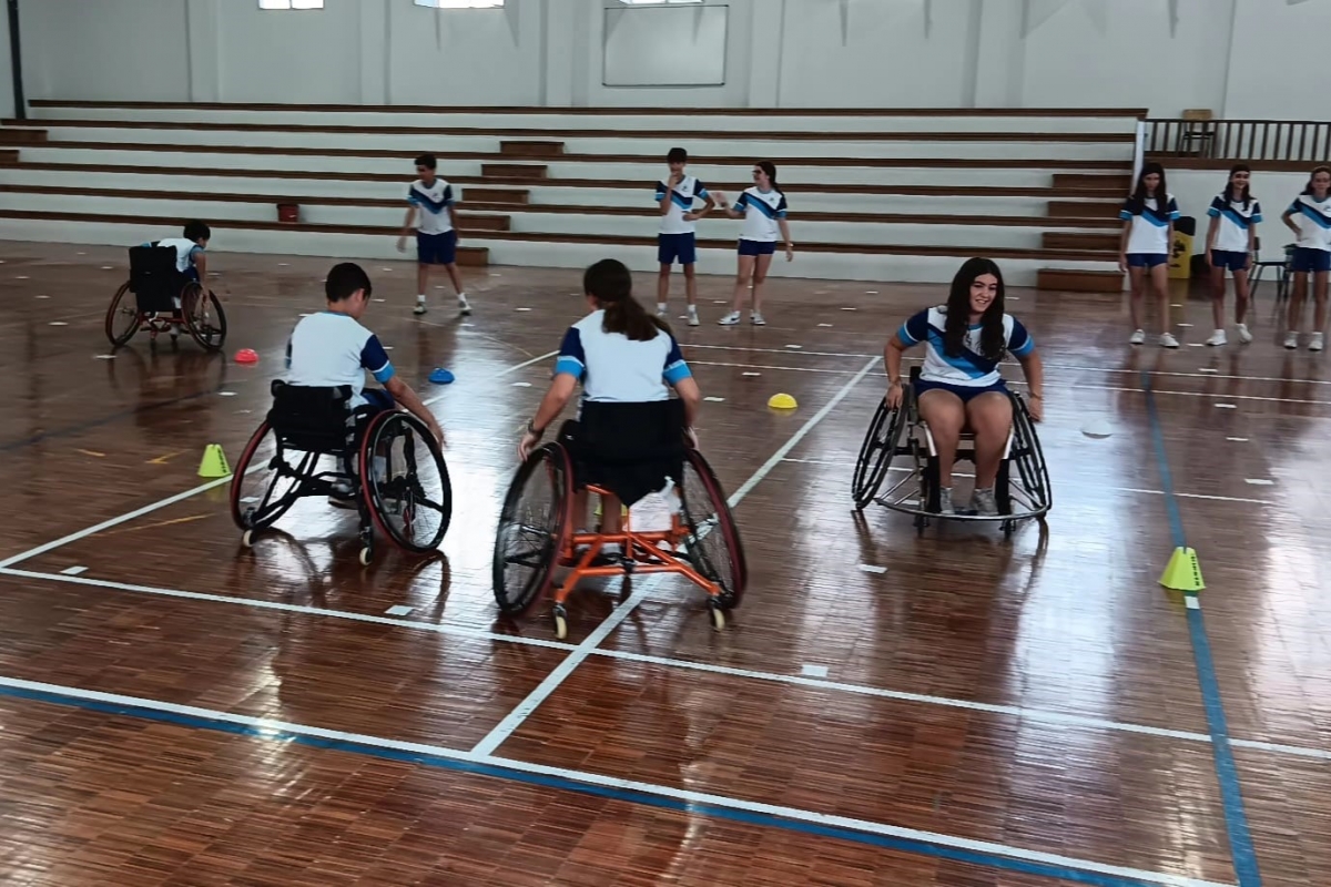 Más de 800 estudiantes conocen el deporte adaptado junto al equipo de baloncesto en silla de Cocemfe