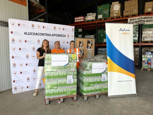 Sabic colabora con 577 litros de leche en la campaña solidaria del Banco de Alimentos