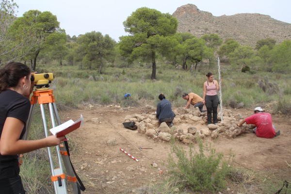 Investigadores de la UA hallan un ajuar metálico en la necrópolis del Collado y Pinar de Santa Ana
