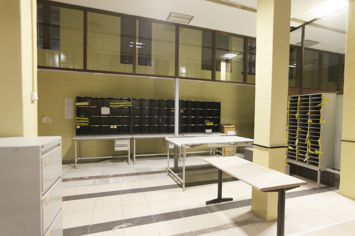 Interior del edificio de Correos. - Foto: ANTONIO PRADAS Interior del edificio de Correos.