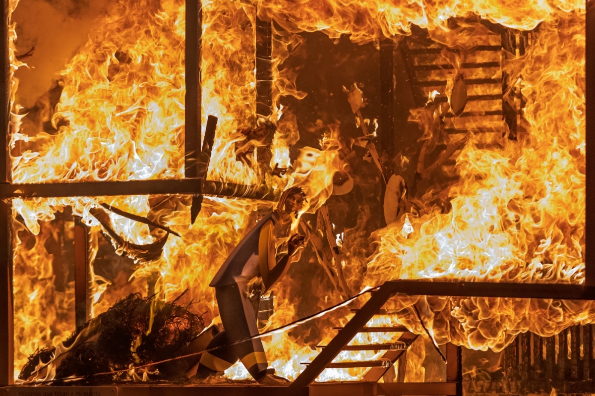 Fiestas sondea opciones con los bomberos para mejorar la 'cremà' de portaladas de especial