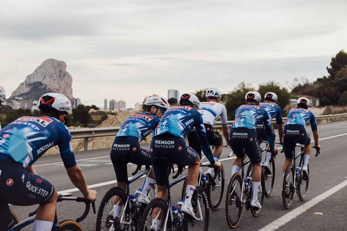 El equipo Soudal Quick-Step volverá a Calp este invierno para preparar la temporada 2026