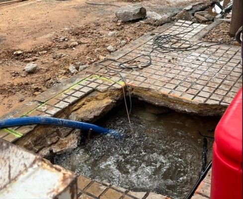 Reparada la rotura de una tubería en la avenida Primado Reig y restablecido el servicio de agua

