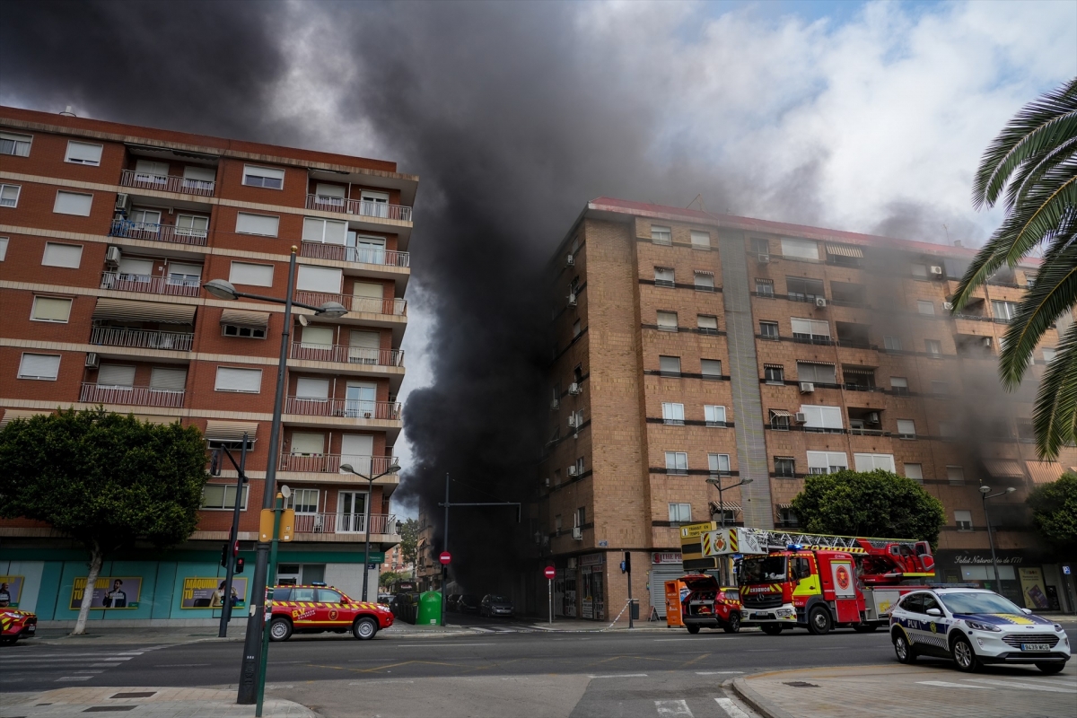 El Ayuntamiento de Valencia ordena el desalojo forzoso de seis pisos afectados por el incendio de la avenida del puerto