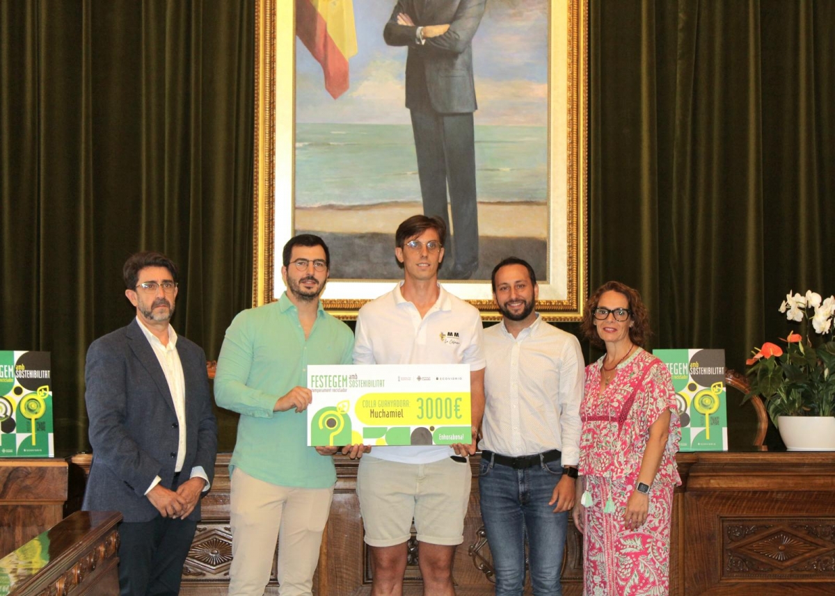 Castelló y Ecovidrio premian a la colla Muchamiel por fomentar el reciclaje de vidrio en Magdalena