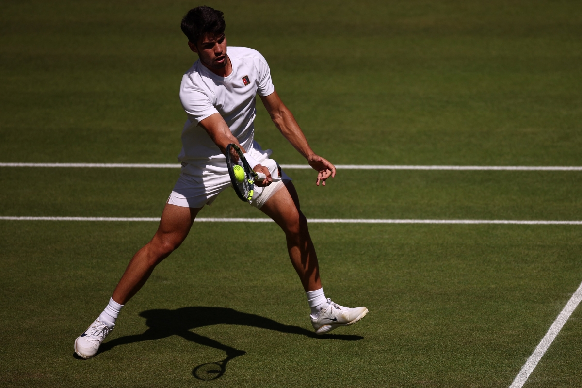 Alcaraz impone su poder y es finalista en Wimbledon: el domingo buscará su tercera corona británica