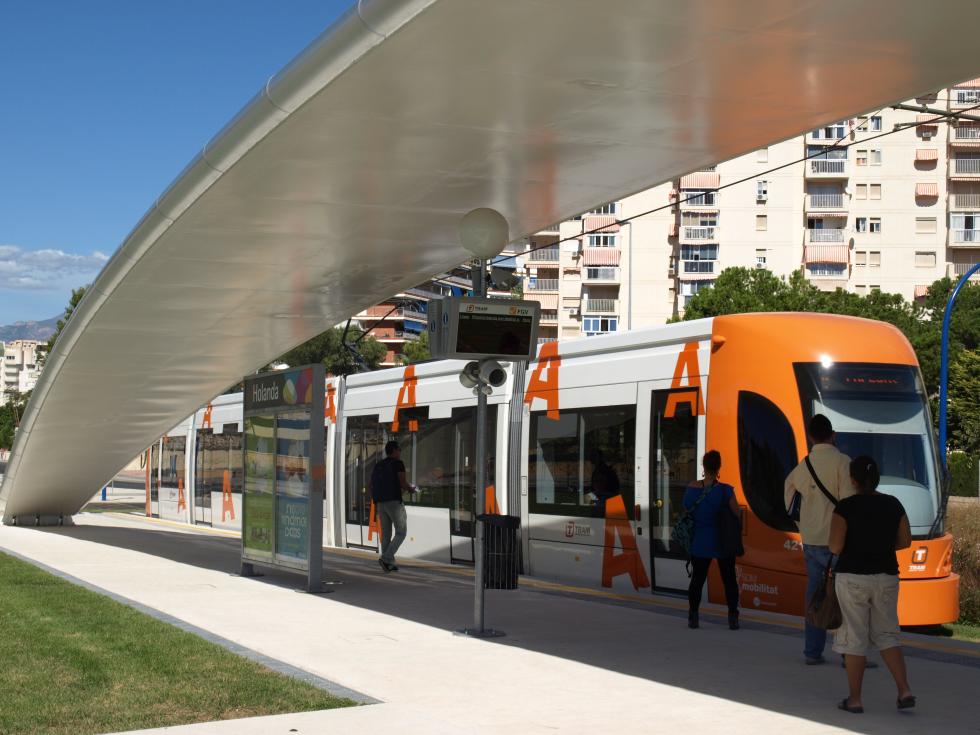TRAM d´Alacant facilitó la movilidad de 1,9 millones de usuarios en junio: el día 21, en plenas Hogueras, transportó 107.258 pasajeros