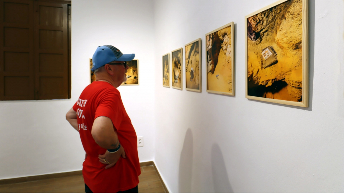 ‘El laberinto ocre’ descubre los secretos y la huella del turismo en la antigua mina de la cala del Ti Ximo de Benidorm