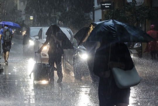 La tormenta cae con fuerza, rayos y granizo en el área metropolitana de València, litoral de Castellón,  y Camp de Morvedre
