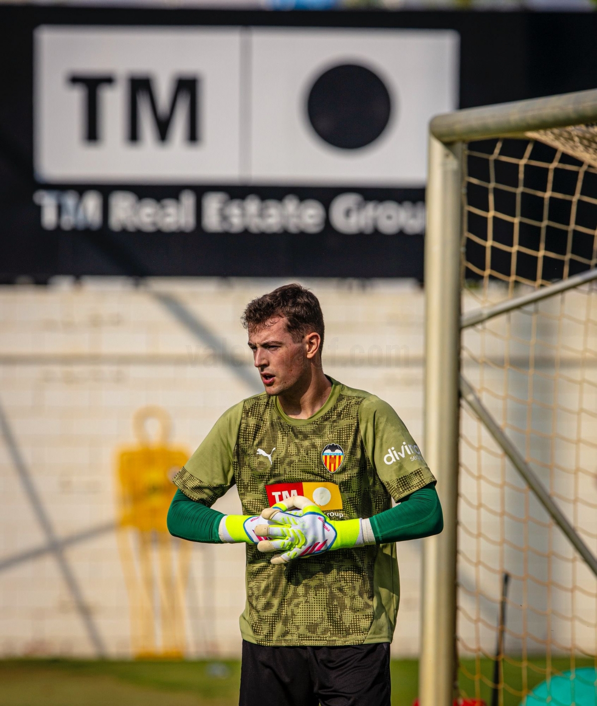 Julen Agirrezabala completa su primer entrenamiento en el campo con el Valencia