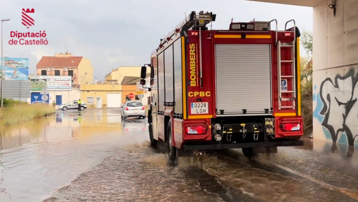 La tormenta cae con fuerza y moviliza a los bomberos para rescates en Oropesa, Vinaròs y Castelló
