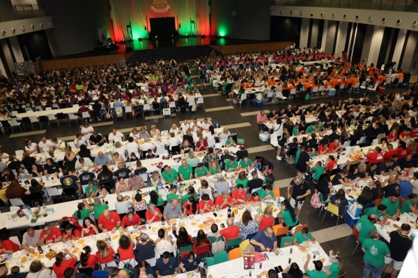 Más de 1000 personas participan en el tradicional 'sopar de pa i porta' en honor a San Cristóbal