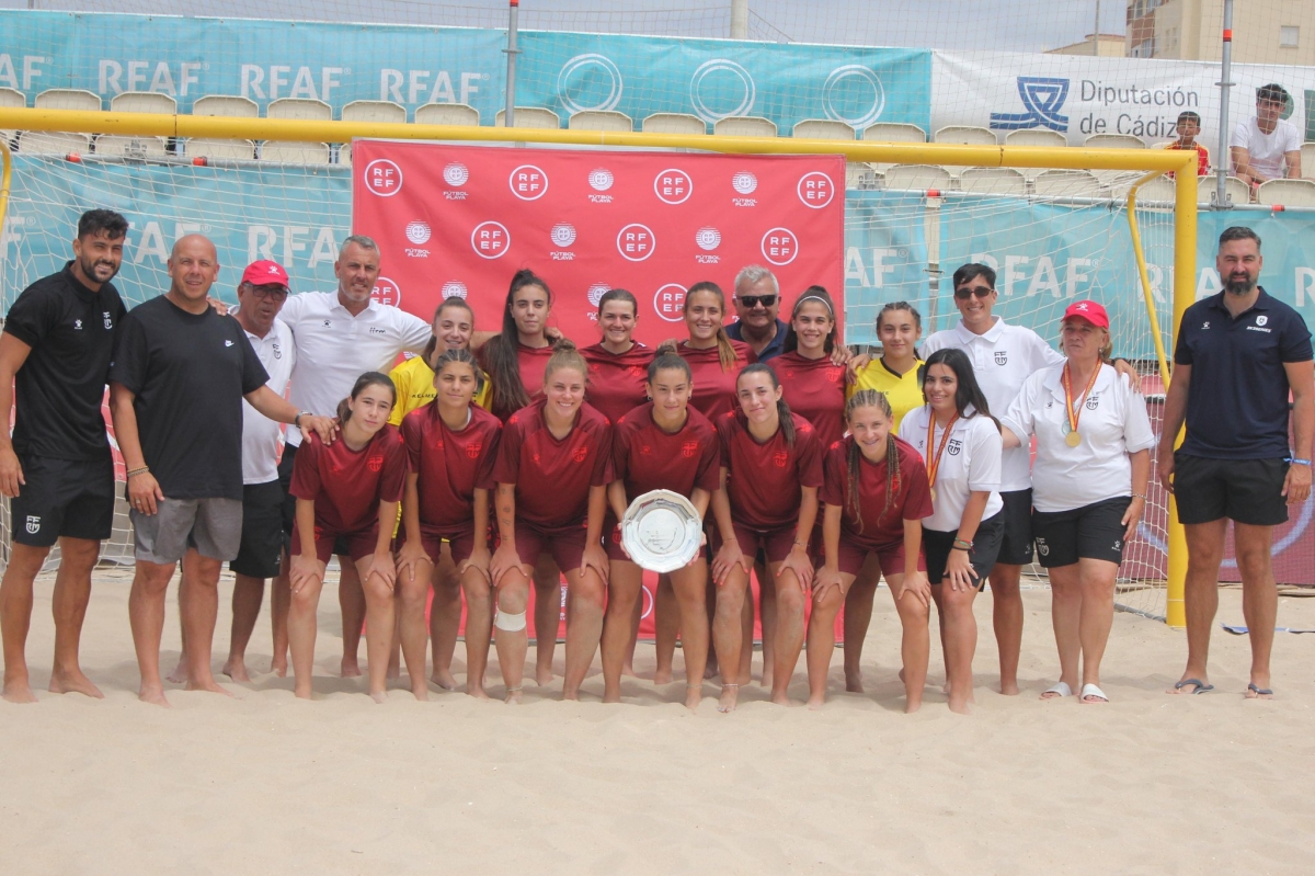La selección murciana sub-17 femenina de fútbol playa con su título ganado en Cádiz. - Foto: FFRM