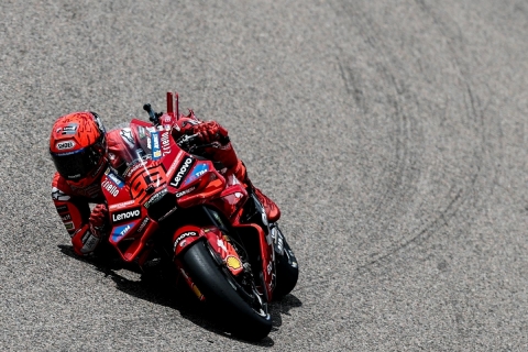 Marc Márquez gana tranquilo la carrera larga de Sachsenring por delante de su hermano Álex