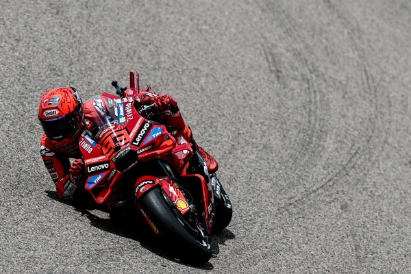 Marc Márquez gana tranquilo la carrera larga de Sachsenring por delante de su hermano Álex