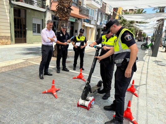 Castelló activa una campaña de control de patinetes eléctricos en el Grau durante el verano
