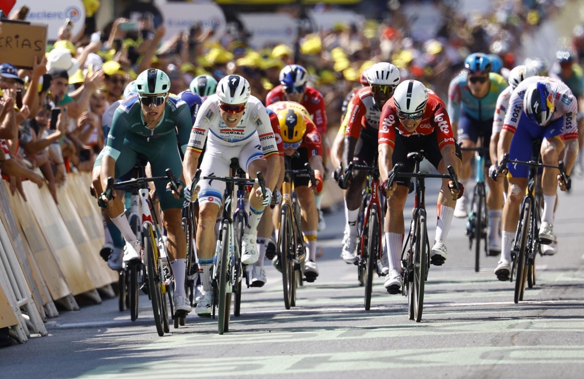 Tim Merlier frustra con esprint la larga escapada de Van der Poel en la etapa 9