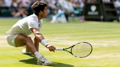 Alcaraz sucumbe ante un Sinner excelente y se queda sin su tercer título consecutivo en Wimbledon