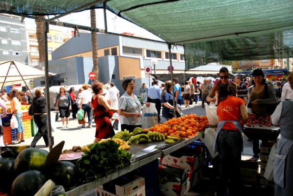 Alicante abre los mercados y mercadillos este sábado festivo para facilitar las compras