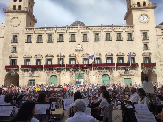Una 'dansà' y un concierto de la Sinfónica celebran el 9 d'Octubre en Alicante 