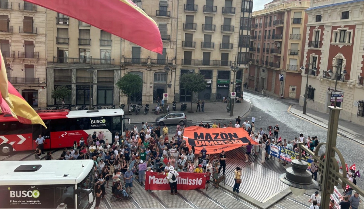 Conselleria presenta en Alcoy el nuevo bus intercomarcal entre abucheos al servicio y pidiendo la dimisión de Mazón