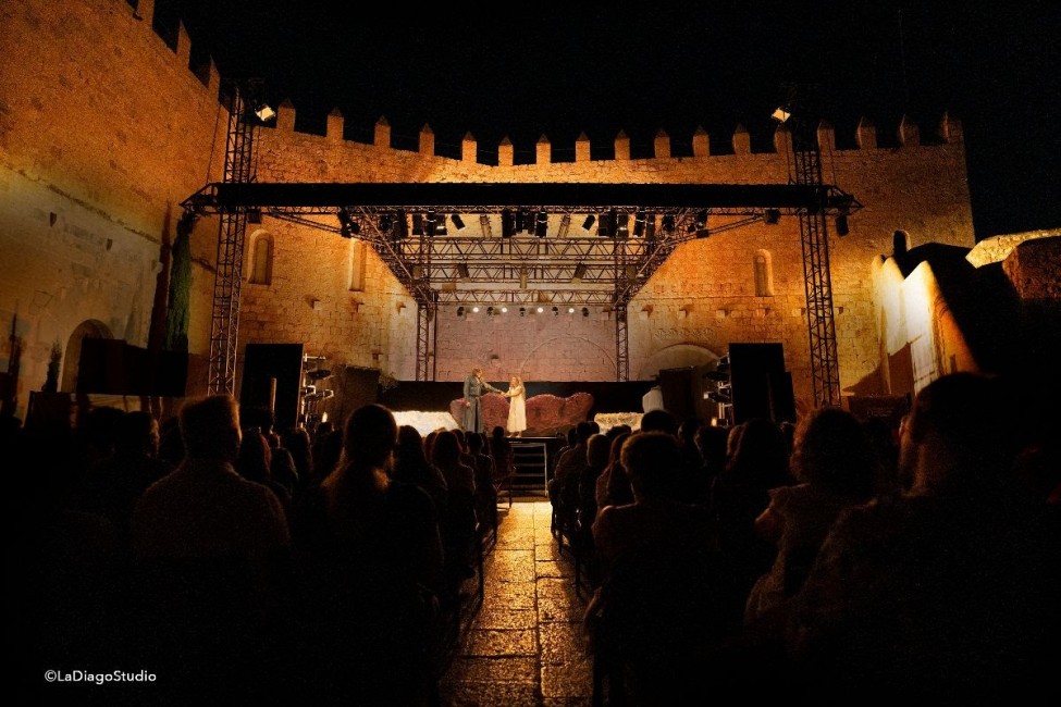 Patio del Castillo en la inauguración de la XXVIII edición, con Ifigenia - foto de Pilar Diago - 