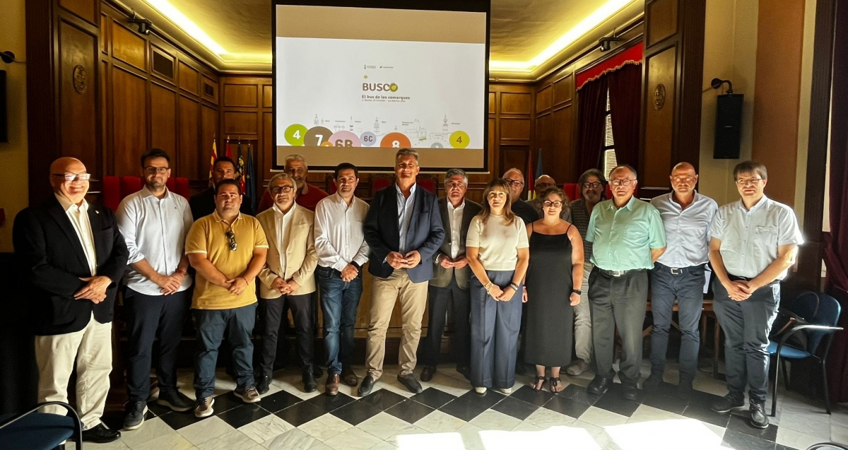 El conseller, con alcaldes y concejales de poblaciones por las que discurre el servicio.