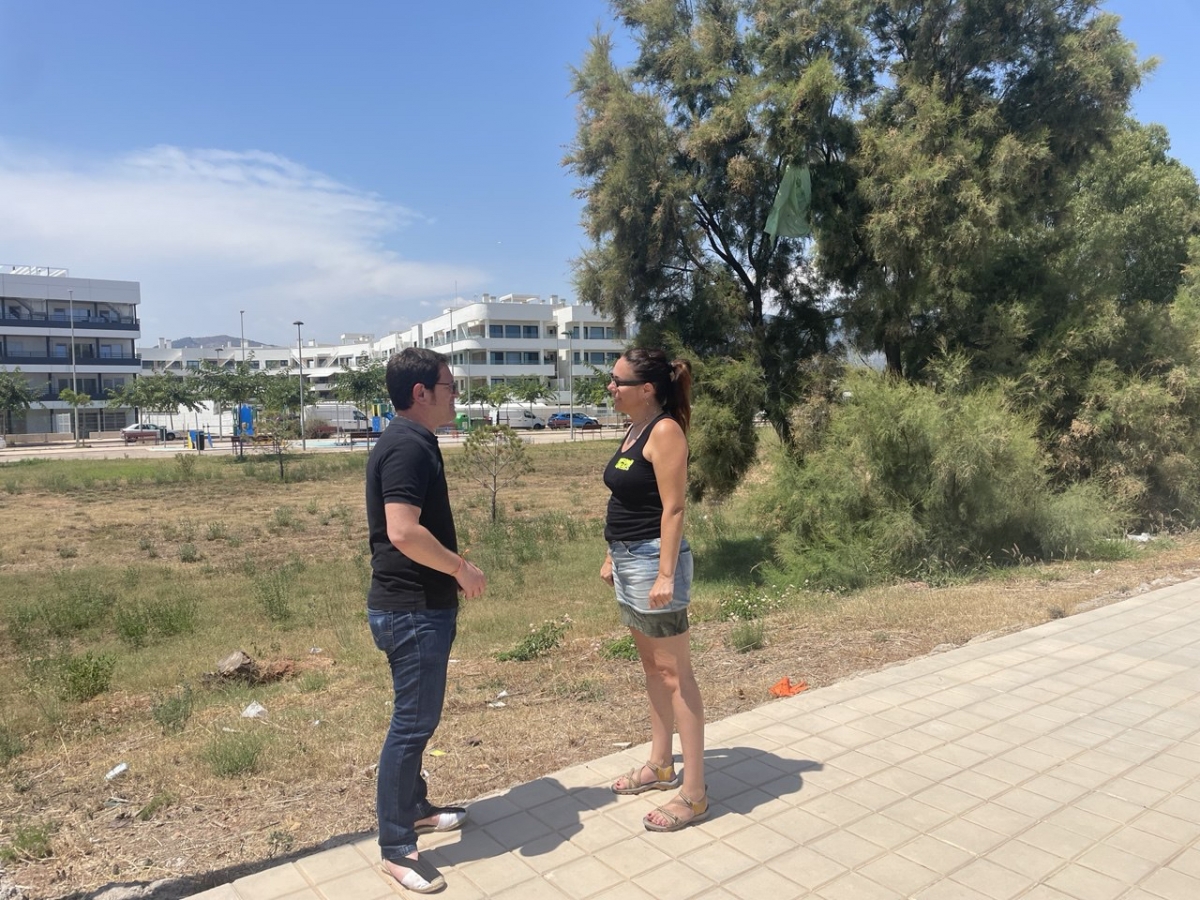Compromís pide mejorar la zona verde en Ferrandis Salvador ante el riesgo de que se convierta en un parking