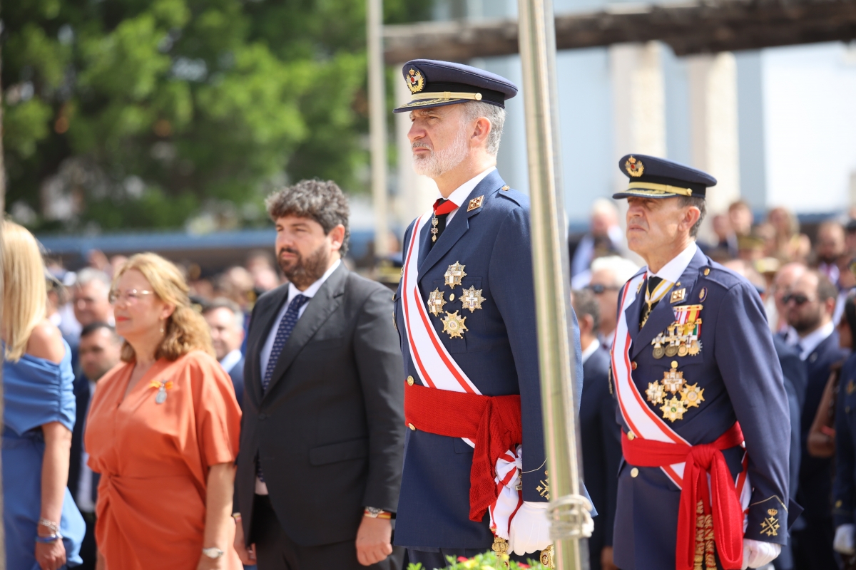 Las imágenes del regreso del rey Felipe VI a San Javier para 'pasar revista' a los 124 nuevos tenientes de la AGA