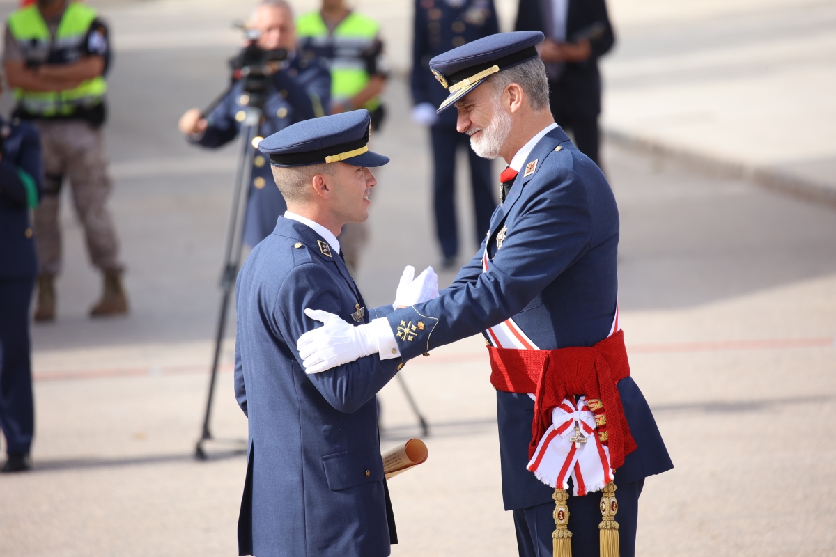 El rey Felipe VI preside la entrega de despachos a los 124 nuevos tenientes de la Academia General del Aire