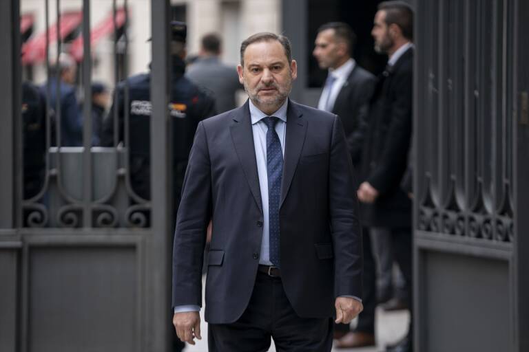 Ábalos remite a Ferraz la documentación sobre su defensa y pide ser readmitido en el PSOE