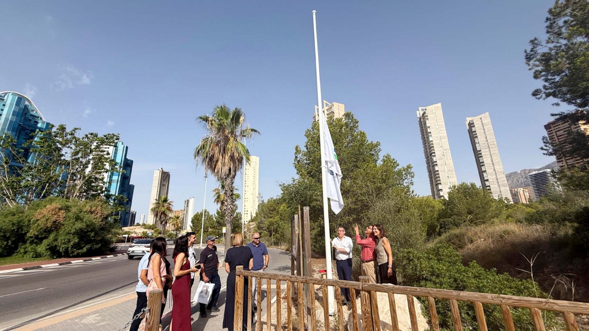 El parque El Moralet de Benidorm ya luce la 'Bandera Sendero Azul'